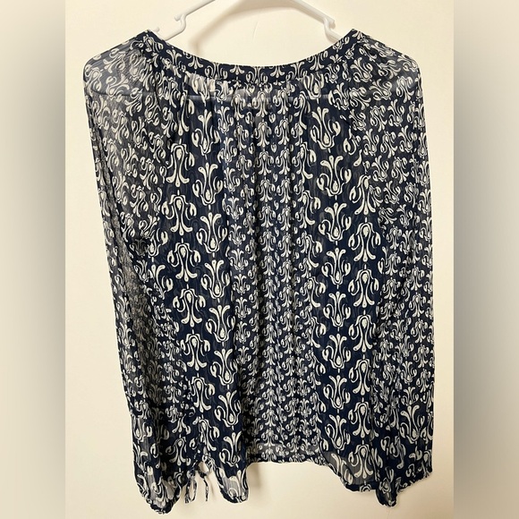 ROSE AND OLIVE NAVY SHEER SIZE M BLOUSE WITH FRONT TIE CLOSURE & SLEEVE TIES - Picture 5 of 7